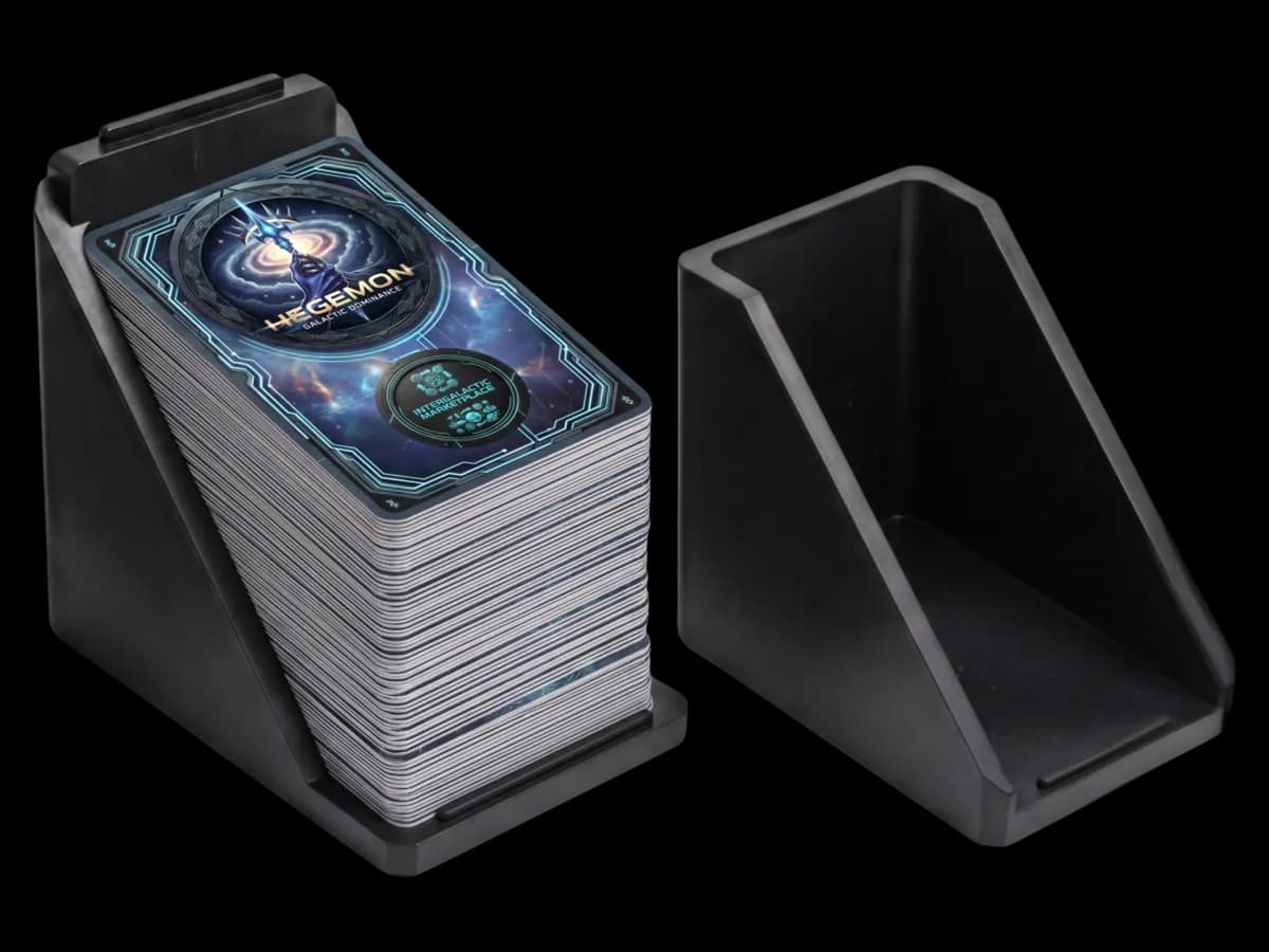 Ein dicker Kartenstapel von Hegemon in einer gedruckten Kartenbox, daneben die leere Ablage.